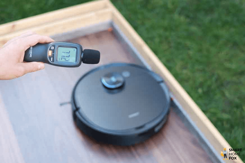 Измеряется уровень шума робота-пылесоса.